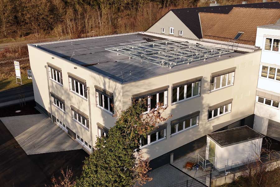 Luftaufnahme des Unternehmensanbaus der Deusch & Co. GmbH am Standort