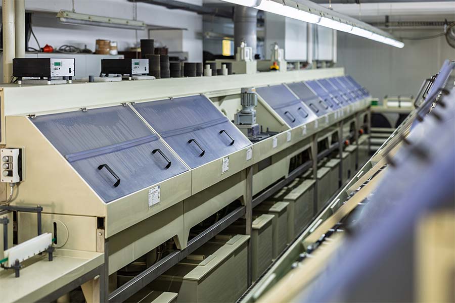 Überblick über eine Bandgalvanik-Anlage in der Produktion der Deusch & Co. GmbH