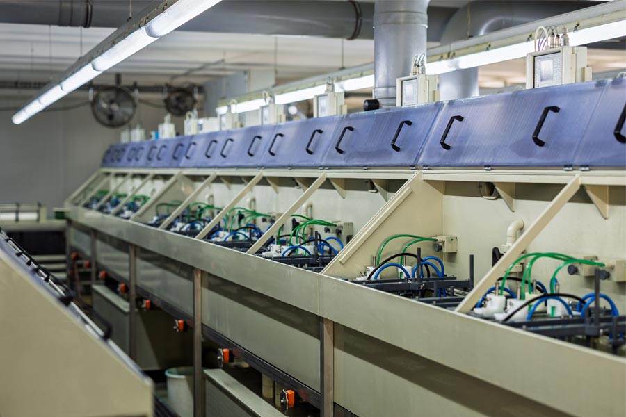 Überblick über eine Bandgalvanik-Anlage in der Produktion der Deusch & Co. GmbH