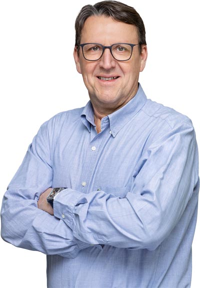 Portrait eines Geschäftsführers der Deusch & Co. GmbH vor hellem Hintergrund