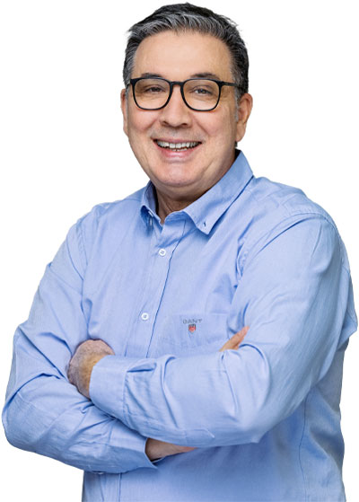 Portrait eines Geschäftsführers der Deusch & Co. GmbH vor hellem Hintergrund