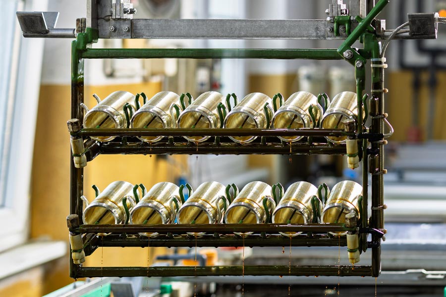 Frontansicht eines Gestells mit zylindrischen Bauteilen in der Gestellgalvanik