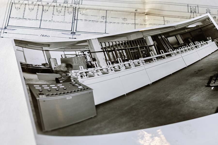 Historisches Foto einer Bandgalvanik-Anlage auf technischen Zeichnungen