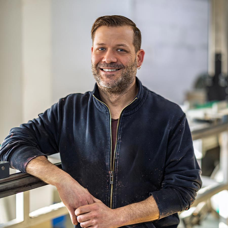 Portrait eines Mitarbeiters der Deusch & Co. GmbH im Produktionsumfeld