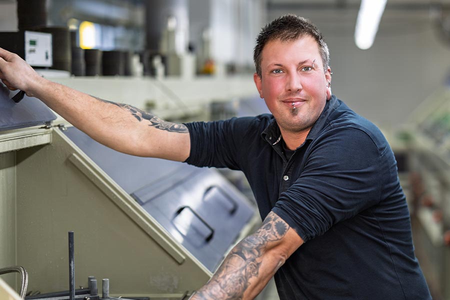 Mitarbeitender der Deusch & Co. GmbH an einer Anlage in der Galvanikproduktion
