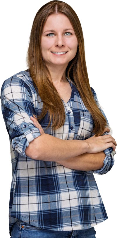 Portrait einer Mitarbeiterin der Deusch & Co. GmbH vor hellem Hintergrund