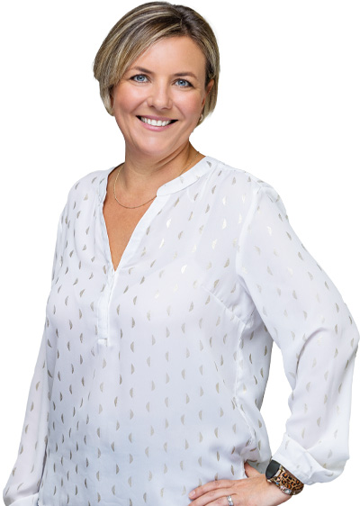 Portrait einer Mitarbeiterin der Deusch & Co. GmbH vor hellem Hintergrund