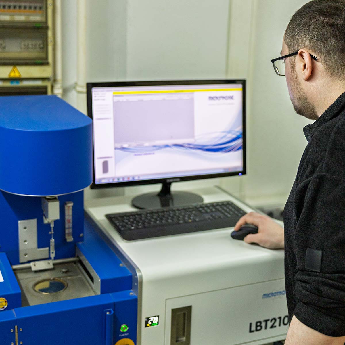 Mitarbeitender an einer Prüfanlage in der Qualitätssicherung der Deusch & Co. GmbH