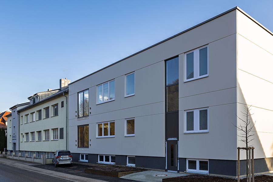 Außenansicht des Unternehmensgebäudes der Deusch & Co. GmbH mit modernisierter Fassade