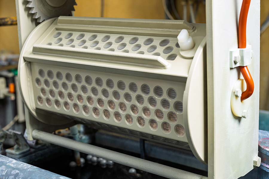 Detail einer Trommelgalvanik-Anlage zur Bearbeitung von Schüttgutteilen