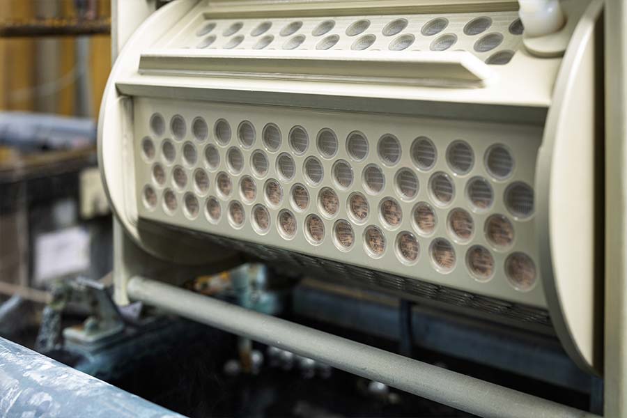 Detailaufnahme der Trommel einer Trommelgalvanik-Anlage zur Bearbeitung von Kleinteilen